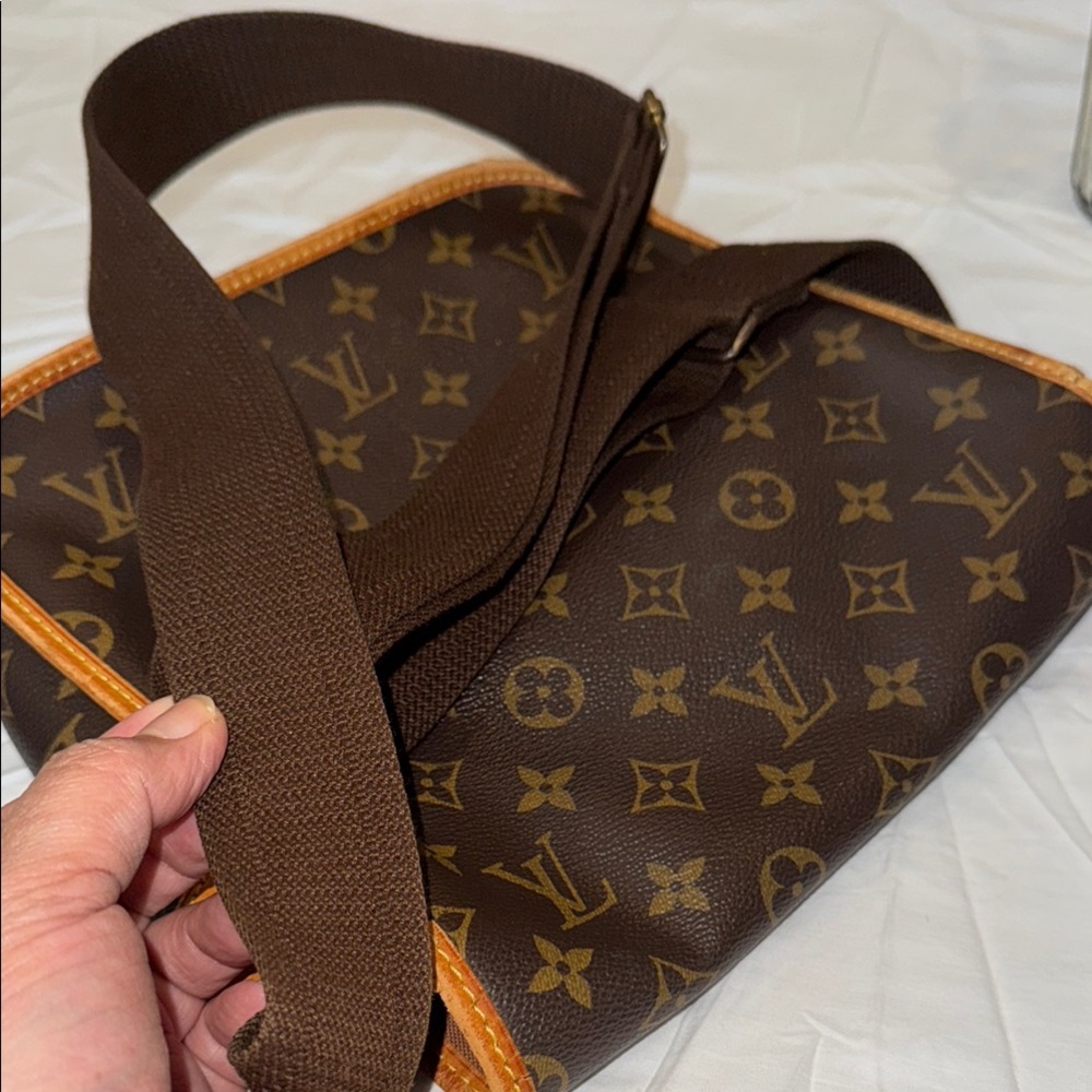 Authentic Louis Vuitton Bosphore Crossbody Bag - Picture 14 of 15